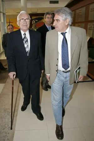Neira Vilas y Francisco López, en la inauguración de la muestra en la Biblioteca González Garcés en A Coruña.