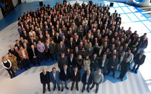 Dirigentes del PPdeG y candidatos posan en la entrada del pabellón.