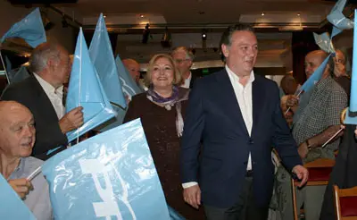 Alfredo Prada llega al lugar del mitin en Buenos Aires, jaleado por simpatizantes y militantes del PP.