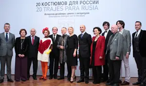 Foto de familia de la muestra ‘20 trajes para Rusia’, con Caffarel y Gabilondo y el resto de participantes en la inauguración.