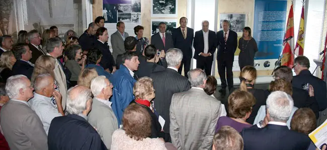 Las autoridades locales y españolas y el público, durante la inauguración de la muestra.