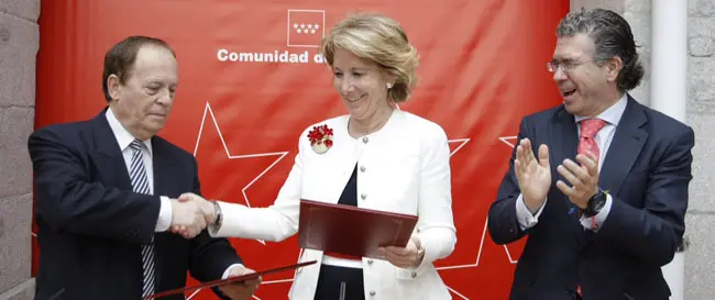 Juan José Cantalapiedra estrecha la mano de Esperanza Aguirre, tras la firma del convenio y en presencia de Francisco Granados.