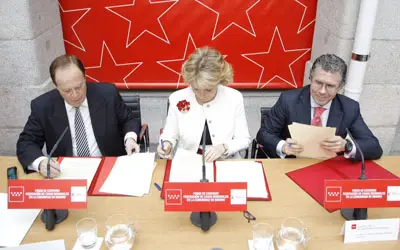 Juan José Cantalapiedra, Esperanza Aguirre y Francisco Granados, en la firma del convenio.