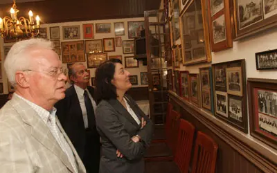 Anna Terrón con el presidente del Orfeò, Xavier Torroja.