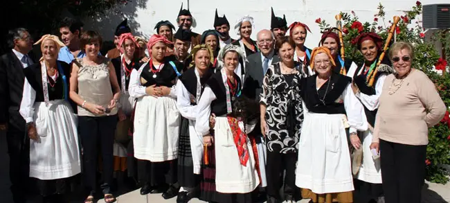Los dirigentes asturianos y directivos de la ‘Tinetense’ posan con la agrupación del Centro de Siero y Noreña.