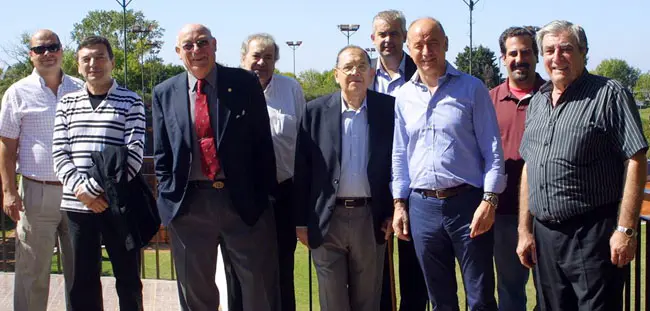  Santiago Camba, junto a los m&aacute;ximos referentes de los Centros Gallego y Galicia de Buenos Aires, as&iacute; como autoridades locales del PP. 