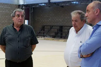De izda. a dcha., Carlos Vello, Agustín Diz y Santiago Camba, durante el recorrido por el campo Galicia en Olivos.