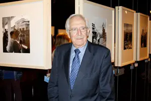 El fotoperiodista coru&ntilde;&eacute;s, que trabaj&oacute; para &lsquo;La Voz de Galicia&rsquo;, se desplaz&oacute; a Vigo en varias ocasiones para inmortalizar el embarque de emigrantes. 