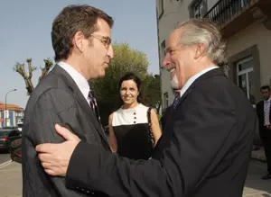 Miguel Cortizo y Alberto Núñez Feijóo se saludan.