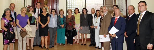  Anna Terr&oacute;n y Pilar Pin posan con los directivos de las diferentes instituciones espa&ntilde;olas de M&eacute;xico.