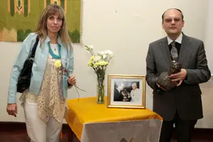 Rodríguez, junto a Alejandra Domingorena, muestra el busto de bronce que entregará a Benedicto XVI en Roma.