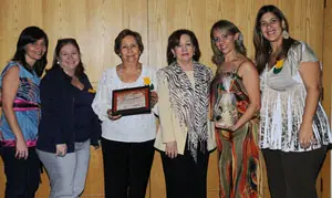 Momento en el que parte de las integrantes del Comité de Damas posan con el premio.