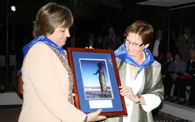 María José Ramos entrega a Carmen Gloria de Diego un cuadro recuerdo con la imagen de la madre emigrante.