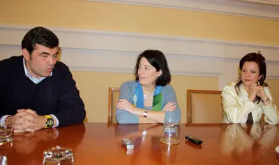  Ricardo Cortés, Anna Terrón y Pilar Pin, durante el encuentro. 