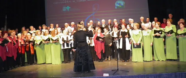 Todos los participantes juntos cantan el himno gallego.
