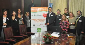 El intendente de La Plata, Pablo Bruera, junto a los responsables de desarrollo del proyecto.