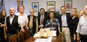  Pilar Fuente –centro–, Guillermo Pilía –dcha.–, Carlos Santos Valle –izda.– y miembros de la comisión directiva.
