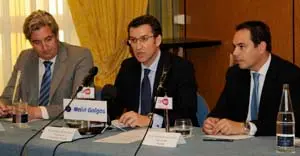 Núñez Feijóo -en el centro-, durante la conferencia.