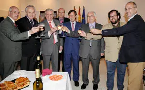 Algunos de los asistentes a la presentación degustaron los productos típicos.