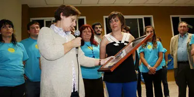 La consejera entrega un cuadro, enviado por el presidente del Principado al Centro de Siero y Noreña.