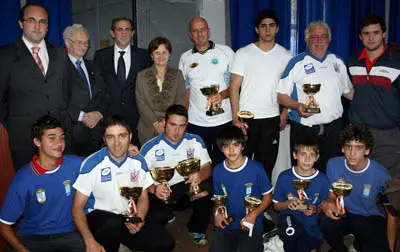 Ramos, el presidente del Centro y consejero de Trabajo posan junto a los ganadores del torneo de bolos asturianos.