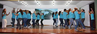 Un momento de la actuación de los chicos y chicas de la Escuela en el escenario del Centro Asturiano de Santa Fe.