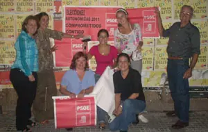 Miembros de la agrupación socialista en Uruguay, durante la pegada de carteles.
