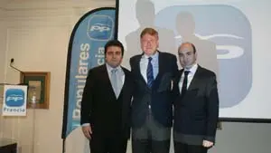 De izda. a dcha., el secretario general del PP en Francia, Hervé Matanza; Antonio López Isturiz, secretario general del PP Europeo y diputado del PP en el Parlamento Europeo; y el residente del PP en Francia, José Manuel Taboada.