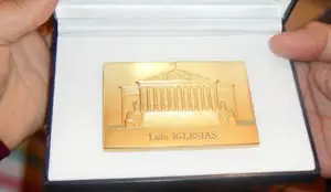 Detalle de la medalla otorgada a Luis Iglesias.