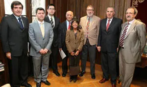 Francisco Ceresuela, presidente de la AIECH; Antonio Polidura, agregado cultural de la Embajada; José Revilla, encargado Juventud de la AIECH; Meritxell Ubacha y Eulogio Suárez, directores de la AIECH; el embajador de España, José Manuel Cabrera