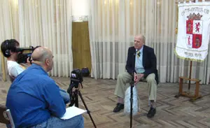 El emigrante leonés Ciro González, de 90 años de edad, durante la entrevista para el documental.
