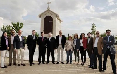 Alfonso Rueda, Santiago Camba y miembros de Xuntanza, ante el nuevo horreo instalado en el Parque Galicia.