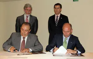 Luis Piñeiro, presidente del Centro Gallego de México, y Santiago Camba firman el convenio sobre la tarjeta sanitaria, en presencia del embajador, Manuel Alabart, y el presidente de la Xunta, Núñez Feijóo, en abril de 2010.