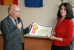 Francisco Expósito entrega un diploma a la consejera de Cultura.