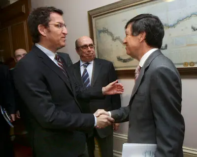 Alberto Núñez Feijóo y Carlos Lage se saludan antes del acto.