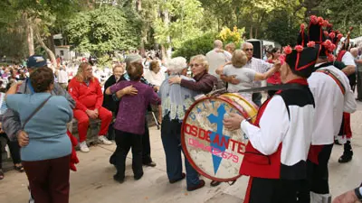 Final de fiesta con baile de los presentes.