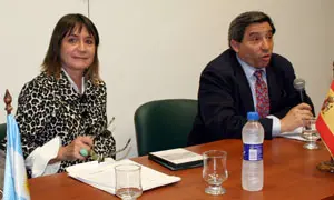 Juan Andrés Blanco, acompañado por Julia Hernando, durante su disertación en el Centro Cultural de Salamanca.