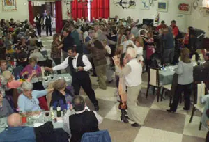 Las actuaciones musicales animaron a bailar a los asistentes al almuerzo.