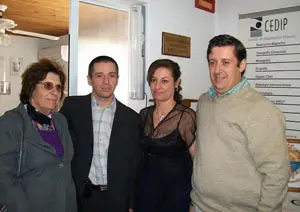 Mario Alvarez posa con su madre, hermano y con la presidente de la entidad española mutualista casbense.