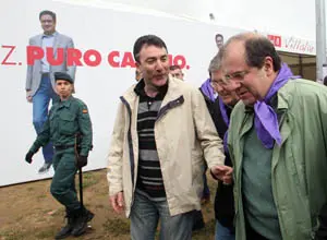 Herrera con el secretario regional de CC OO, Ángel Hernández, a su paso por la caseta del PSOE en Villalar.