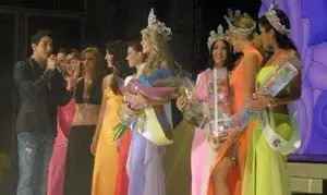 El artista Víctor Muñoz canta a las jóvenes, en la gala del pasado año.