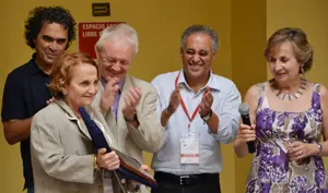 La alcaldesa de Gijón, Paz Fernández Felgueroso, recibe la distinción de “estratega senadora”.