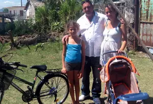 Las jóvenes beneficiadas por la donación de la Juventud Asturiana.