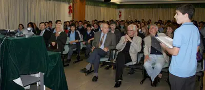 Un alumno del Colegio Santiago Apóstol introduce, desde Buenos Aires, la videoconferencia con Xosé Neira Vilas.