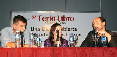 Adolfo García, Guillermo Saccomanno y Raquel Garzón, en el panel organizado con motivo de la celebración del Día de España en la Feria del Libro, en Buenos Aires.