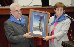 El presidente de la entidad, Horacio A. Castaño, con María Jesús Ramos, durante la estancia de la consejera asturiana de Presidencia en Rosario para celebrar el ‘Día de Les Lletres’.