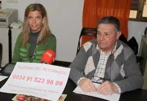 Victoria Cristóbal y Ángel Llorente, durante la presentación del teléfono del retornado a principios de año.