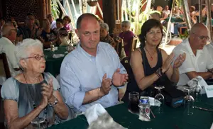 El alcalde de Lorenzana, Vidal Martínez Sierra, con su esposa, durante los festejos de la asociación.