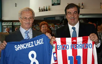 Álvarez Cascos –dcha– y Antonio Nespral, presidente del Centro Asturiano de Buenos Aires, con las camisetas de jugadores del Oviedo y del Sporting.