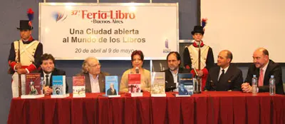 Lois Pérez Leira, el premio nobel Adolfo Pérez Esquivel, la directora general Pilar Pin; el secretario de Cultura argentino, Jorge Coscia; el comandante del Tercio de Gallegos, Horacio Vázquez; y el director de Galicia en el Mundo, Luis Vaamonde.
